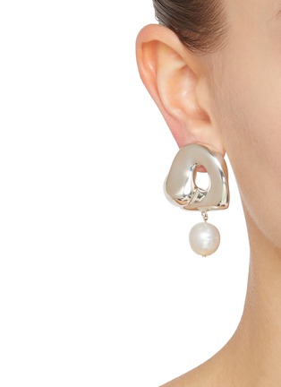 模特儿示范图 - 点击放大 - AGMES - Large Sandra Freshwater Pearl Sterling Silver Earrings