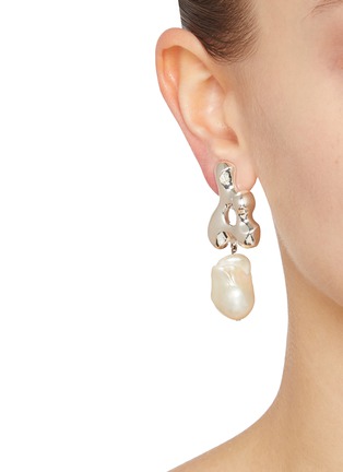 模特儿示范图 - 点击放大 - AGMES - Baroque Bodmer Freshwater Pearl Sterling Silver Clip On Earrings