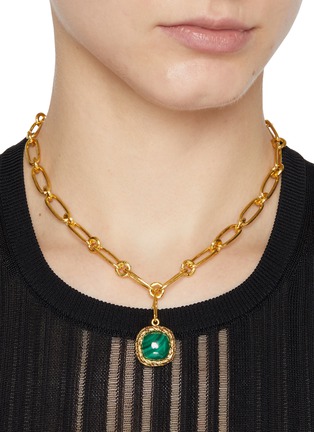 模特儿示范图 - 点击放大 - AURÉLIE BIDERMANN - MIKI 孔雀石 18K 镀金吊坠