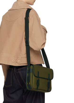 模特儿示范图 - 点击放大 - L/UNIFORM - The Satchel Canvas Crossbody Bag N°43