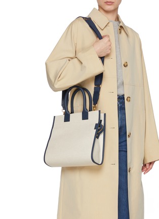 模特儿示范图 - 点击放大 - L/UNIFORM - The Small Carry-all Leather Tote Bag N°182