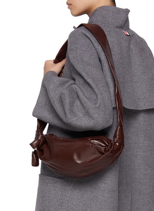 模特儿示范图 - 点击放大 - LEMAIRE - Small Soft Croissant Leather Bag