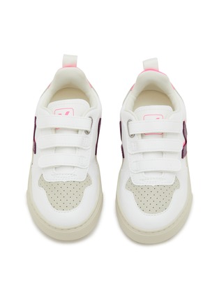 模特儿示范图 - 点击放大 - VEJA - V-10 Velcro Coated Cotton Toddlers Sneakers