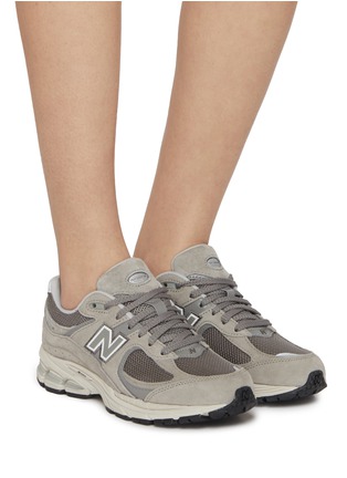 模特儿示范图 - 点击放大 - NEW BALANCE - 2002R Suede Women's Sneakers