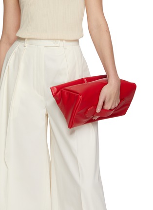 模特儿示范图 - 点击放大 - ARMARIUM - Eloisa Leather Clutch Bag