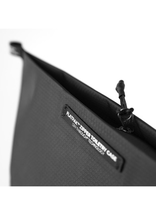 细节 –点击放大 - MATADOR - FlatPak™ Zipper Toiletry Case — Charcoal