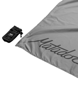 细节 –点击放大 - MATADOR - Mini Pocket Blanket™ — Black