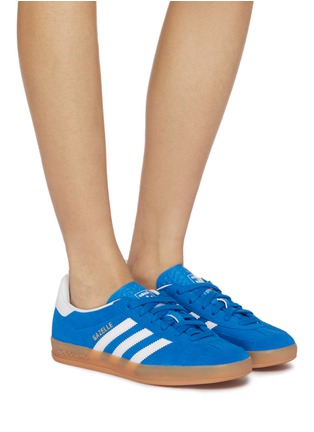 模特儿示范图 - 点击放大 - ADIDAS - 女款 GAZELLE 系带运动鞋