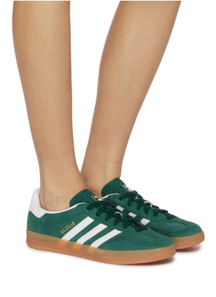 模特儿示范图 - 点击放大 - ADIDAS - 女款 GAZELLE 系带运动鞋