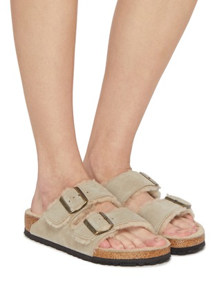 模特儿示范图 - 点击放大 - BIRKENSTOCK - ARIZONA 绒面皮双搭带凉鞋