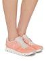 模特儿示范图 - 点击放大 - ON - Cloud 5 Low Top Women's Sneakers