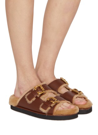 模特儿示范图 - 点击放大 - CHLOÉ - Nil Leather Shearling Sandals