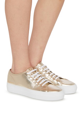 模特儿示范图 - 点击放大 - COMMON PROJECTS - Tournament Shiny Leather Women's Sneakers