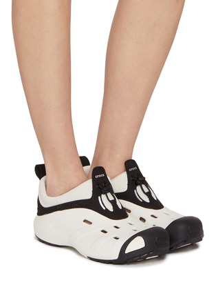 模特儿示范图 - 点击放大 - CROCS - Quick Trail Low Women's Sneakers