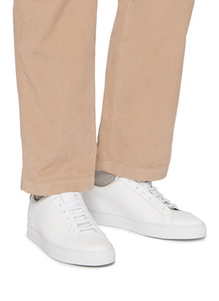 模特儿示范图 - 点击放大 - COMMON PROJECTS - Retro Classic Low Top Leather Men's Sneakers