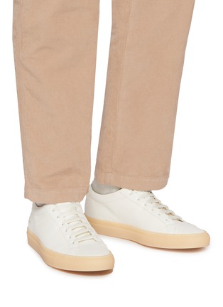 模特儿示范图 - 点击放大 - COMMON PROJECTS - Achilles Low Top Leather Men's Sneakers