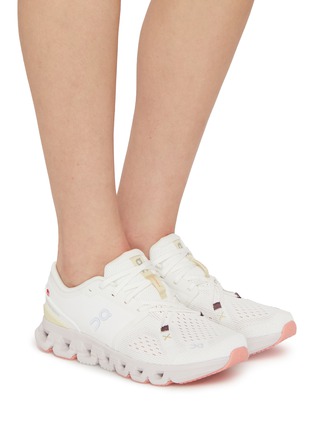 模特儿示范图 - 点击放大 - ON - Cloud X4 Low Top Women's Sneakers