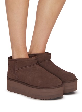 模特儿示范图 - 点击放大 - UGG - Classic Ultra Mini Suede Platform Ankle Boots