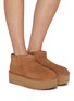 模特儿示范图 - 点击放大 - UGG - Classic Ultra Mini Suede Platform Ankle Boots