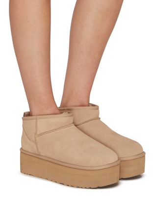 模特儿示范图 - 点击放大 - UGG - Classic Ultra Mini Suede Platform Ankle Boots