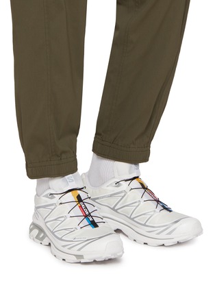 模特儿示范图 - 点击放大 - SALOMON - XT-6 GTX Low Top Men's Sneakers