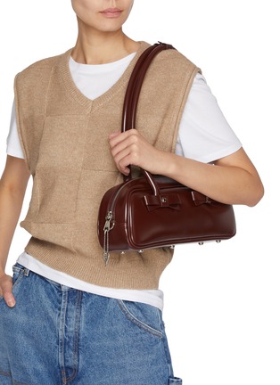 模特儿示范图 - 点击放大 - SAENGIN STUDIOS - Small Ribbon Baguette Bag