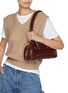 模特儿示范图 - 点击放大 - SAENGIN STUDIOS - Small Ribbon Baguette Bag