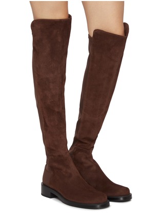 模特儿示范图 - 点击放大 - STUART WEITZMAN - 5050 Bold 40 Suede Over-The-Knee Boots