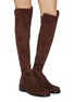 模特儿示范图 - 点击放大 - STUART WEITZMAN - 5050 Bold 40 Suede Over-The-Knee Boots