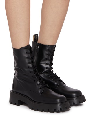 模特儿示范图 - 点击放大 - STUART WEITZMAN - Emerson 35 Leather Combat Booties