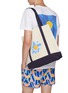 模特儿示范图 - 点击放大 - FRESCOBOL CARIOCA - X John Booth Quique Canvas Tote Bag