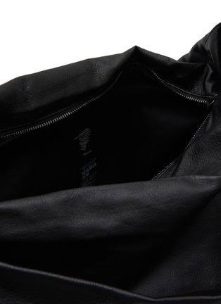 细节 - 点击放大 - DISCORD YOHJI YAMAMOTO - Medium Leather Drum Dyed Leather Crossbody Bag