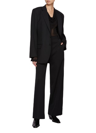 模特儿示范图 - 点击放大 - TOTEME - 垂褶 V 领上衣