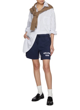 模特儿示范图 - 点击放大 - SPORTY & RICH - Wellness Club Flocked Cotton Gym Shorts