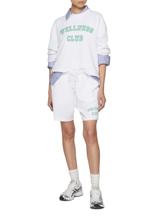 模特儿示范图 - 点击放大 - SPORTY & RICH - Wellness Club Flocked Cotton Gym Shorts