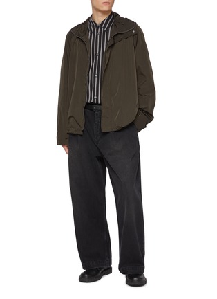 模特儿示范图 - 点击放大 - STUDIO NICHOLSON - 褶裥锥形牛仔裤