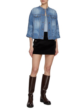 模特儿示范图 - 点击放大 - ERMANNO SCERVINO - Raw Neckline Elbow Sleeve Floral Appliqué Denim Jacket