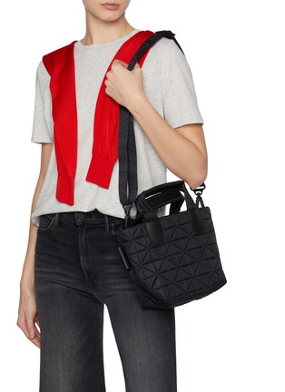 模特儿示范图 - 点击放大 - VEE COLLECTIVE - Mini Vee Tote Bag