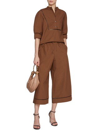 模特儿示范图 - 点击放大 - YVES SALOMON - Drawstring Elasticated Cropped Leather Insert Cotton Poplin Pants