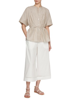 模特儿示范图 - 点击放大 - YVES SALOMON - Band Collar Elbow Sleeve Belted Cotton Poplin Blouse