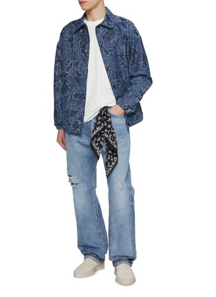 模特儿示范图 - 点击放大 - WASHI - Medium Washed Light Distressed Jeans
