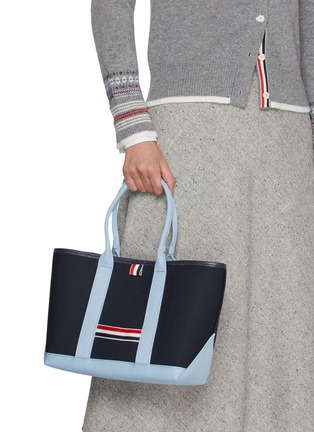 模特儿示范图 - 点击放大 - THOM BROWNE - Small Tool Interlock Canvas Tote Bag