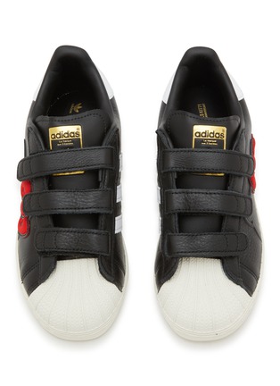 模特儿示范图 - 点击放大 - ADIDAS - X Hello Kitty Superstar CF C Velcro Kids' Sneakers