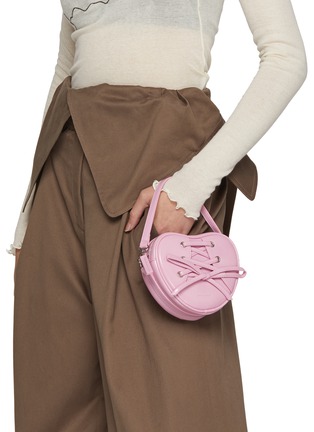 模特儿示范图 - 点击放大 - FINDKAPOOR - Ribbon Tie Heart Leather Bag