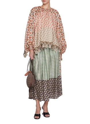 模特儿示范图 - 点击放大 - BIYAN - Embellished Hem Mixed Print Silk Blouse