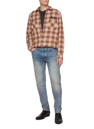 模特儿示范图 - 点击放大 - AMIRI - Medium Sand Washed Skinny Jeans