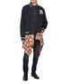 模特儿示范图 - 点击放大 - AMIRI - MX1 Ultrasuede Skinny Jeans