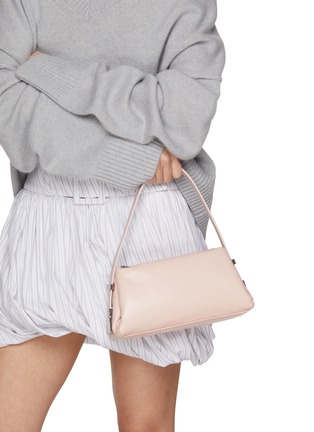 模特儿示范图 - 点击放大 - OSOI - Pillow Bow Leather Shoulder Bag