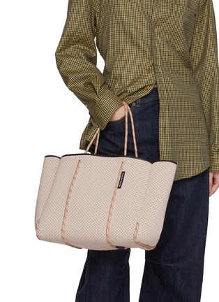模特儿示范图 - 点击放大 - STATE OF ESCAPE - Flying Solo Perforated Tote Bag