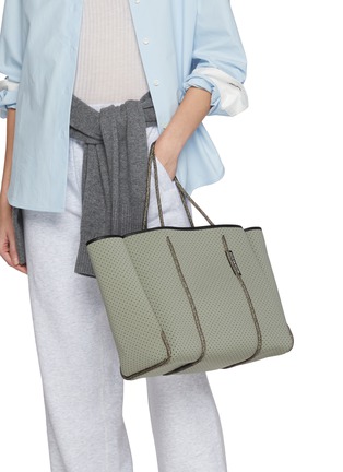 模特儿示范图 - 点击放大 - STATE OF ESCAPE - Flying Solo Perforated Tote Bag